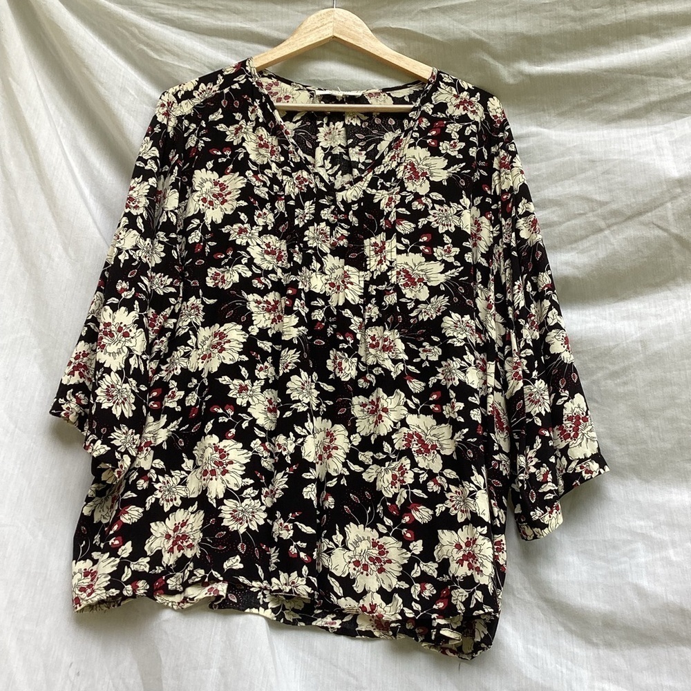 Fun 2 Fun black white and red floral business casual blouse, size 3X